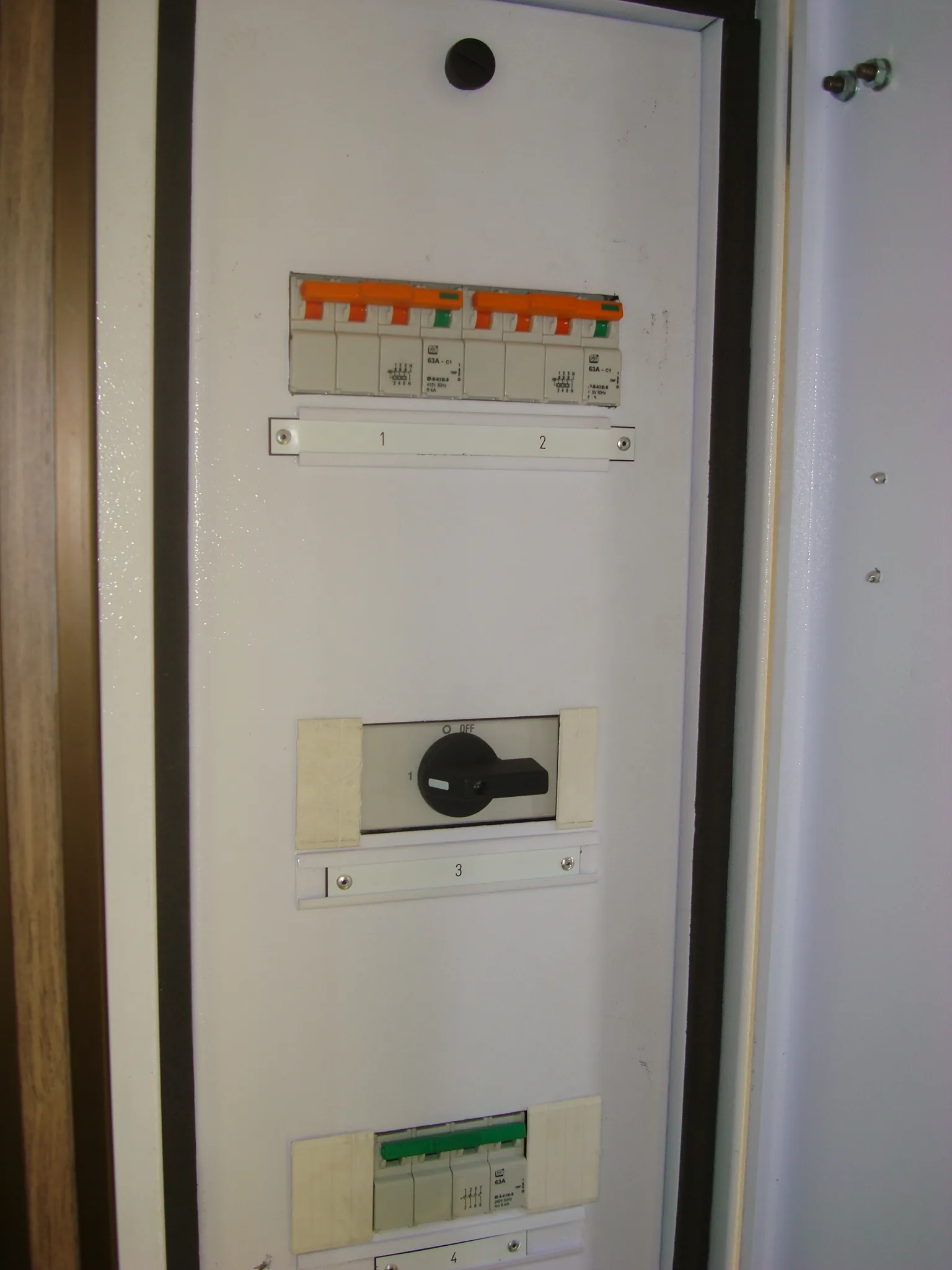 Electrical distribution panel