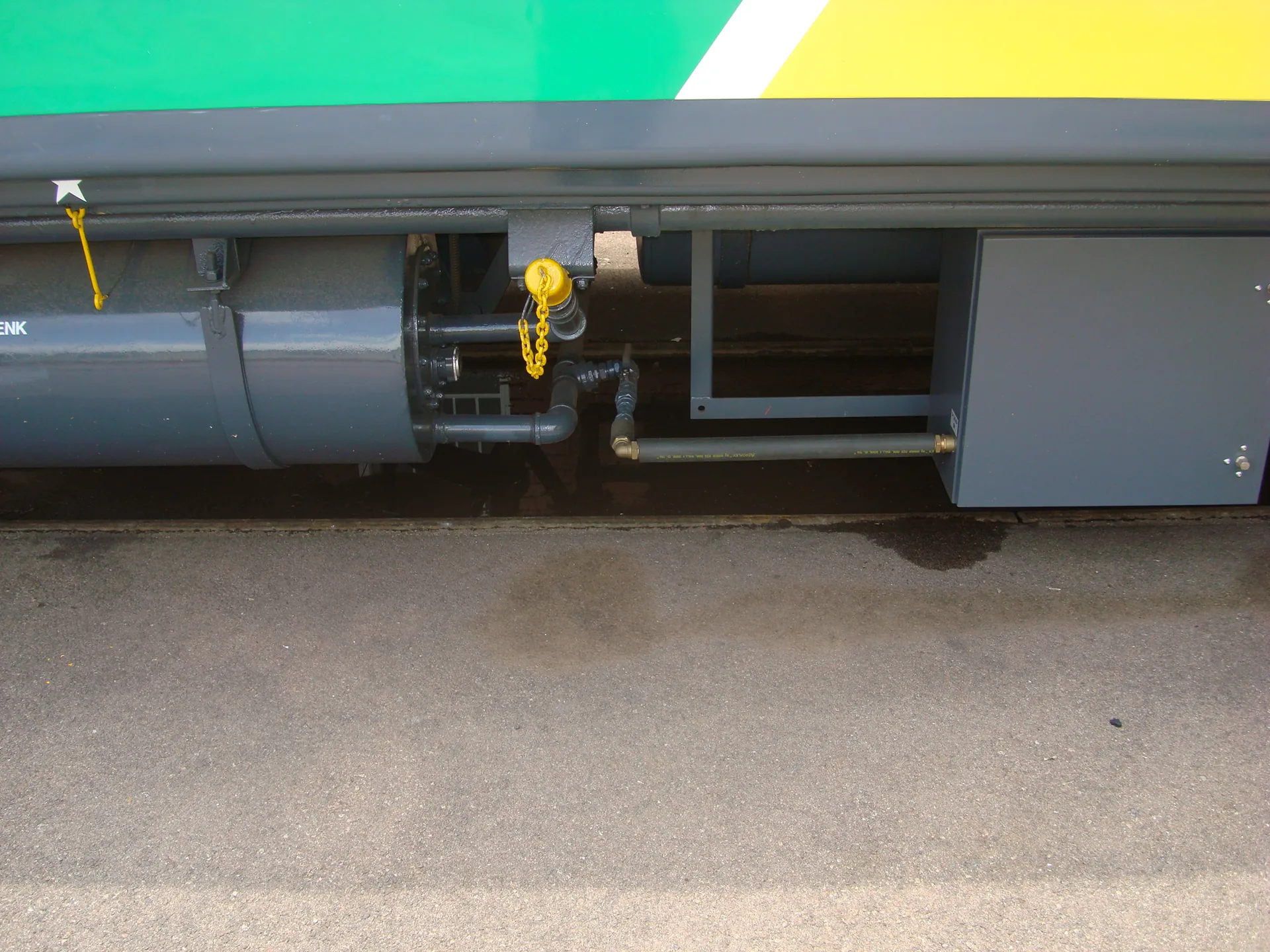 Undercarriage water tank plumbing
